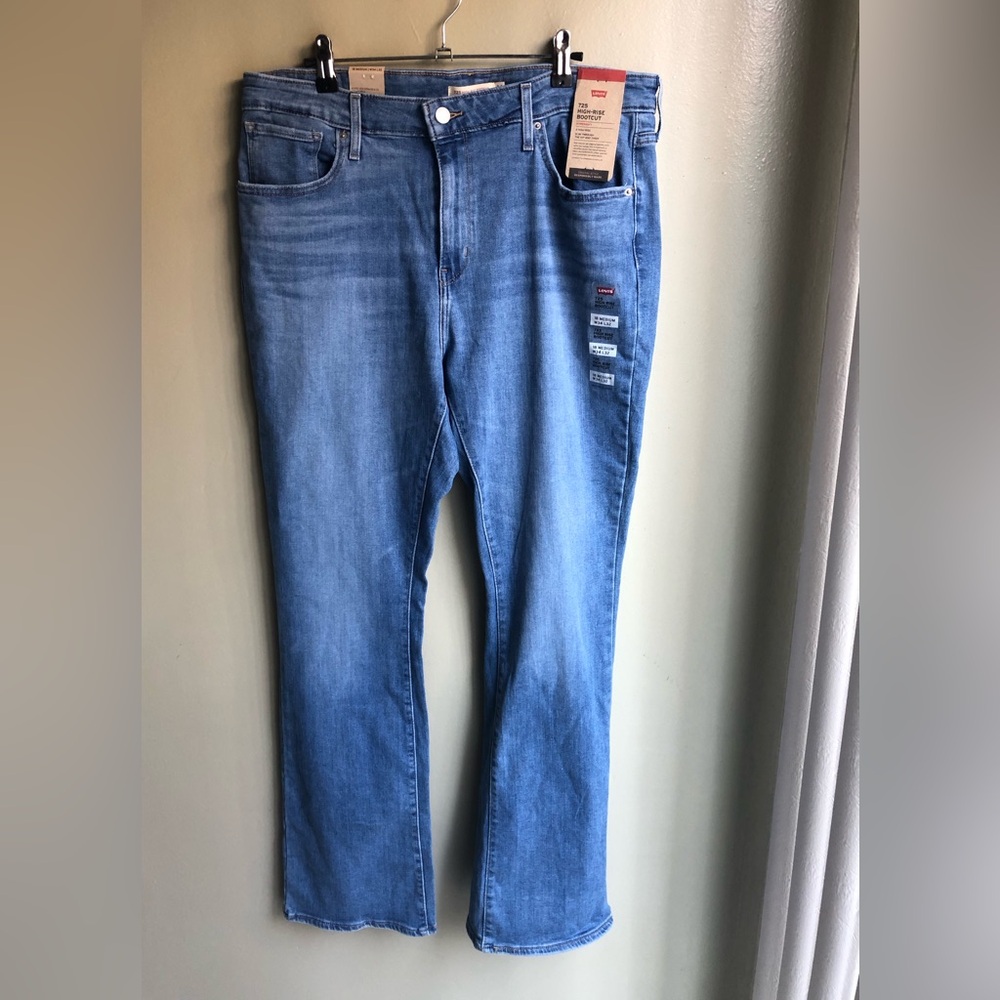 NWT! Levi's Women's 725 High-Rise Bootcut Jeans Size: W34 L32